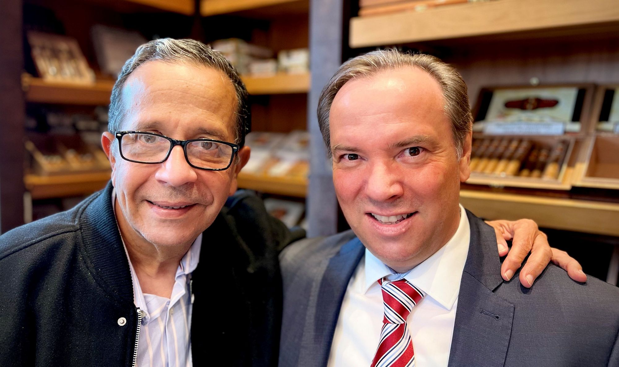Zigarren-Experten unter sich: José Blanco (links) zu Besuch bei Zechbauer-Geschäftsführer Mirko Pettene.